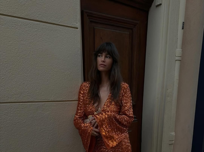 10 εντυπωσιακά σύνολα για το ρεβεγιόν των Χριστουγέννων: Από την παγιέτα μέχρι το βελούδο και το σαγηνευτικό μαύρο