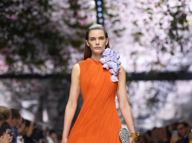 Ο Τζόναθαν Άντερσον και η «ανθισμένη» πρώτη του haute couture συλλογή για τον οίκο Dior