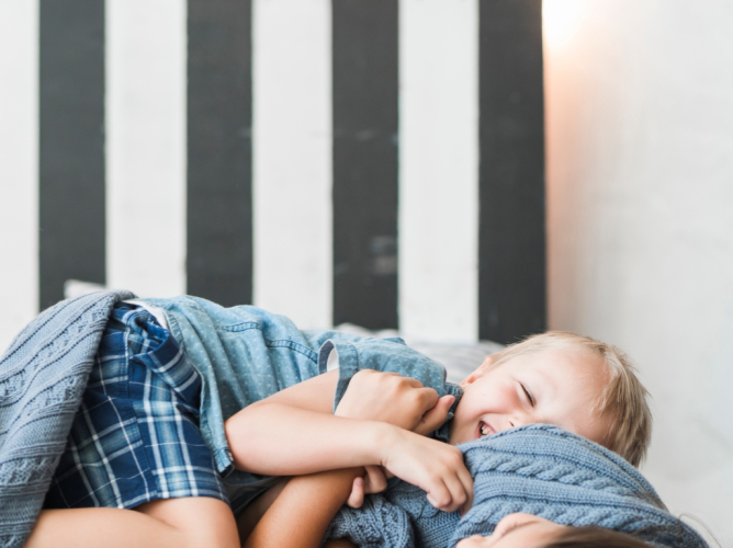 Επιτρέπεις στο παιδί να κοιμηθεί στο κρεβάτι σου; Ο απρόσμενος τρόπος που επηρεάζει θετικά την ανάπτυξή του
