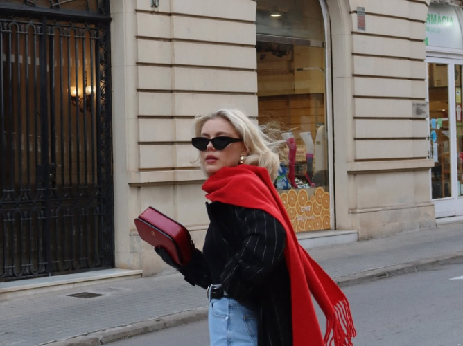 Οργάνωση μικρής ντουλάπας: Πώς θα αποθηκεύσεις έξυπνα τα κασκόλ σου για να «κερδίσεις» χώρο