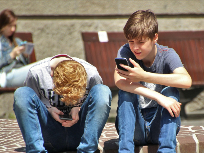 Εφηβεία και Τεχνητή Νοημοσύνη: Τι πρέπει να προσέξουν γονείς και παιδιά 