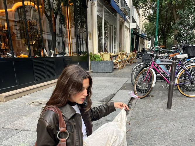 Φόρεμα & sneakers: Πώς ο πιο άνετος συνδυασμός θα γίνει το go to σύνολό σου για κάθε περίσταση