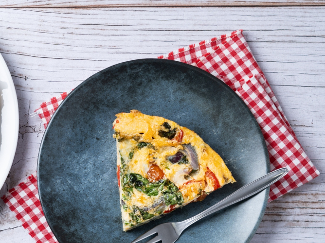 Αλμυρή τάρτα με λαβράκι αγκινάρες και λιαστές ντομάτες που εντυπωσιάζει