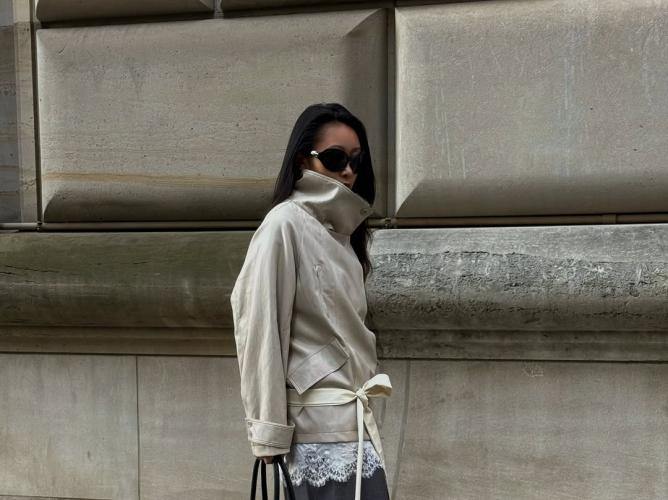 Το κοντό trench coat από τα Zara που θα φοράς όλη την άνοιξη – Ο ιδιαίτερος γιακάς που κάνει τη διαφορά