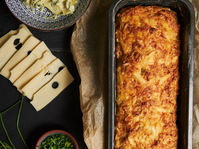 Εύκολο αλμυρό κέικ με τυρί και κολοκυθάκια στο air fryer 