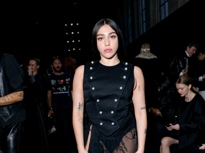 Λούρδη Λεόν: Η κόρη της Μαντόνα επανέφερε την τάση no bra στην Εβδομάδα Μόδας του Παρισιού – H braless εμφάνιση με διάφανο φόρεμα