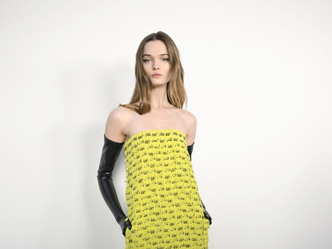 Μπορούν μερικά εισιτήρια να γίνουν φόρεμα; Το viral dress της Εβδομάδας Μόδας του Παρισιού έχει την υπογραφή του οίκου Courrèges