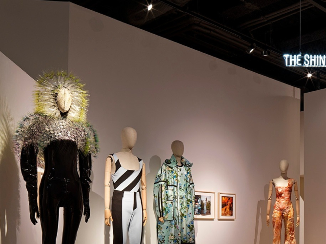 Πώς λειτουργεί η μόδα ως μέσο επικοινωνίας; Η νέα έκθεση που ρίχνει «φως» στους αφανείς ήρωες, τους στιλίστες 