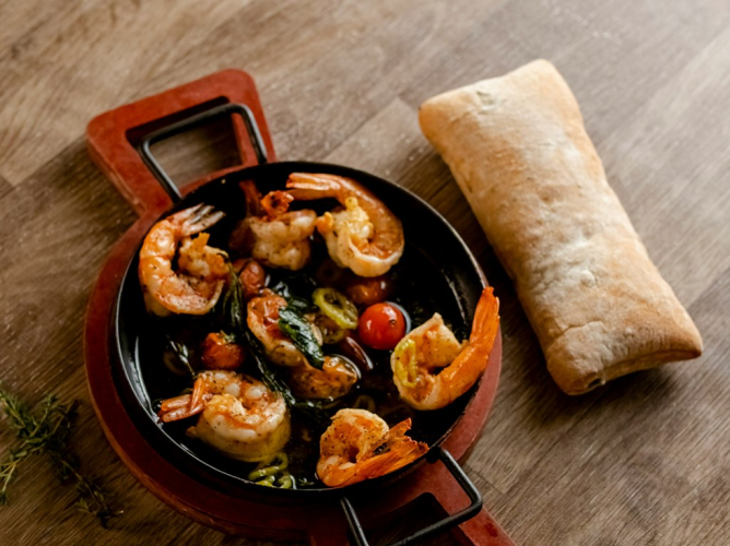 15 λεπτά και 5 υλικά: Το πορτογαλικό μυστικό για απίστευτες γαρίδες με σκόρδο