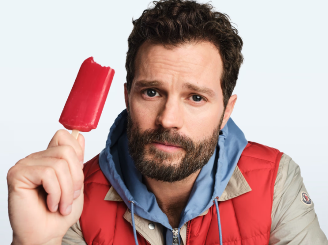 H νέα καμπάνια του οίκου Moncler με πρωταγωνιστή τον Τζέιμι Ντόρναν είναι γεμάτη χρώμα και παιχνιδιάρικη καλοκαιρινή διάθεση