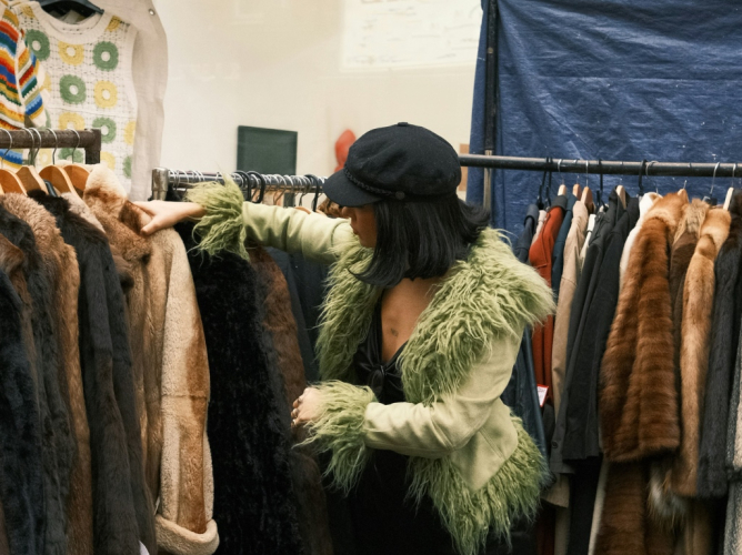 Online thrifting: Πώς να πουλήσεις σωστά τα ρούχα σου