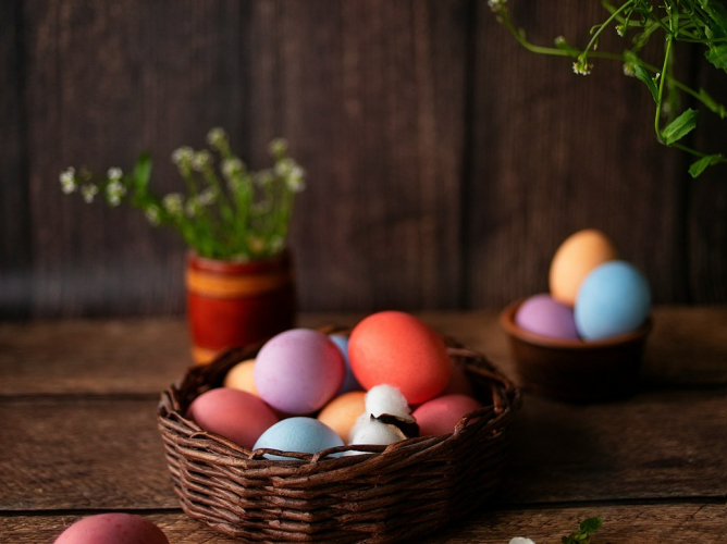 Βάψτε τα πασχαλινά αυγά με υλικά που έχετε ήδη στην κουζίνα – το αποτέλεσμα θα σας εκπλήξει