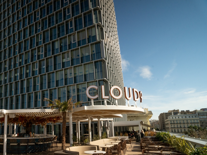 Nice n Easy Piraeus Tower: Ένας σύγχρονος προορισμός για γάμους και βαπτίσεις με θέα το λιμάνι