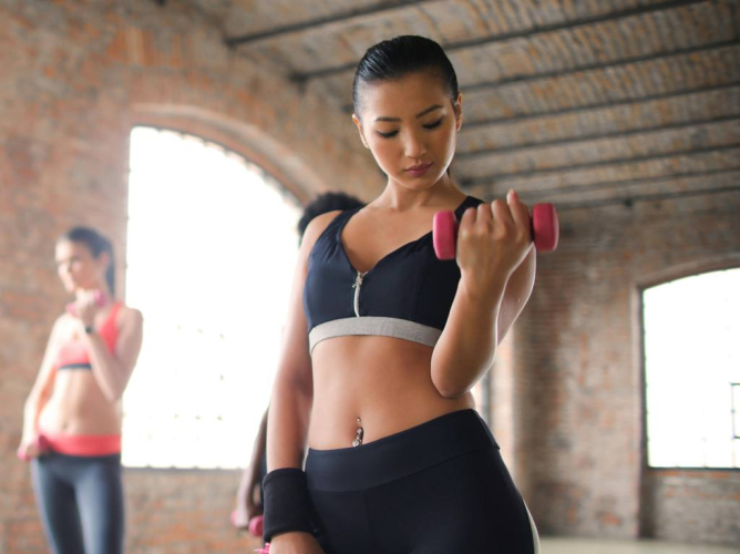 Κάνεις ακόμη μόνο cardio; Δες τι χάνεις αν δεν σηκώνεις βάρη