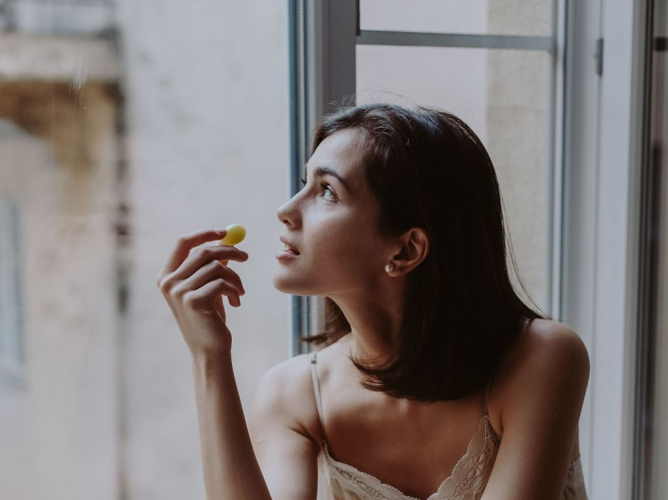 Τι είναι το "food noise" και γιατί δεν μπορείς να σταματήσεις να σκέφτεσαι το φαγητό