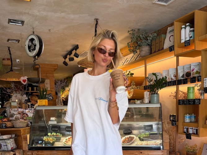 5 t-shirts που θα κάνουν τα looks στο γραφείο άνετα και στιλάτα χωρίς καθόλου προσπάθεια