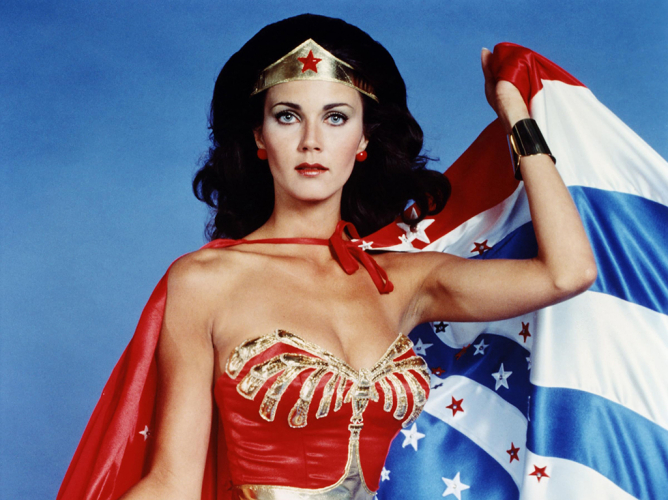 Λίντα Κάρτερ: Η διαχρονική Wonder Woman στα 75 της συνεχίζει να μαγεύει το κοινό