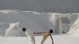 «Le papier»: Ο Jacquemus παρουσίασε τη Fall/Winter 2022 συλλογή σε ένα βουνό από αλάτι