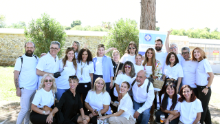 Το Κοινωνικό Κομμωτήριο του Κέντρου Υποδοχής & Αλληλεγγύης Δ. Αθηναίων έκλεισε 2 χρόνια φροντίδας και προσφοράς και το γιόρτασε… «βγαίνοντας έξω»!