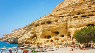 Μάταλα: Η ιστορία της θρυλικής παραλίας της Κρήτης