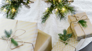 Furoshiki: Η οικολογική μέθοδος για να τυλίξεις τα δώρα φέτος τα Χριστούγεννα 