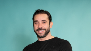 ASK THE GURU E12: Ο L’Oréal Pro Creative Partner Σταύρος Λιάρος μοιράζεται μυστικά για πραγματική επανόρθωση της φθοράς και επαναφορά της λάμψης