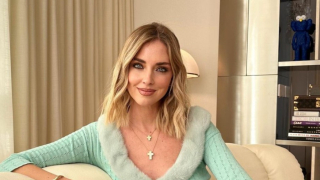 Η Κιάρα Φεράνι μετά το σκάνδαλο με το Pandoro, ποζάρει τόπλες για τη Guess 