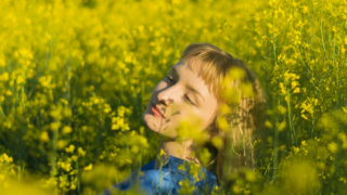 «Spring asthenia»: Γιατί νιώθεις μελαγχολία την άνοιξη και πώς να την αντιμετωπίσεις 