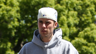 Η στιγμή που ο Τζάστιν Μπίμπερ πετάει μπουκάλι στους παπαράτσι