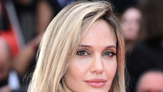 Η Angelina Jolie, το κεντρικό πρόσωπο της καμπάνιας TOM FORD Runway Lip Color, μαγνήτισε τα βλέμματα στο Φεστιβάλ Κινηματογράφου Καννών