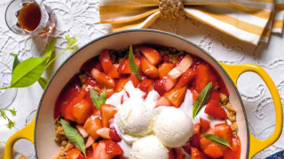 Crumble βρώμης με φράουλες και ραβεντί: Ένα υπέροχο, αρωματικό γλυκό για τις ζεστές ημέρες του καλοκαιριού