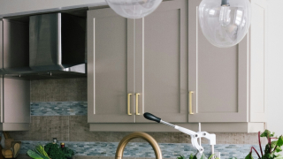 Το τραπέζι από τα IKEA που χωράει ακόμη και στην πιο μικρή κουζίνα – και «εξαφανίζεται» όταν δεν το χρειάζεσαι