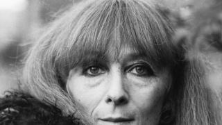 Sonia Rykiel: Η βασίλισσα του πλεκτού και η επανάσταση που έφερε στη μόδα