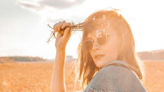 Γυναίκα κρατάει λουλούδια