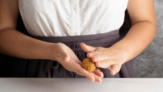 Φτιάξε τις πιο δροσιστικές energy balls με φυσικά υλικά και χωρίς ζάχαρη