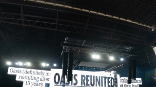 Oasis: Θριαμβευτική επανένωση στο Κάρντιφ μετά από 15 χρόνια