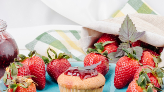 Αυτά τα muffins φράουλας με υψηλή περιεκτικότητα σε πρωτεΐνη είναι πεντανόστιμα