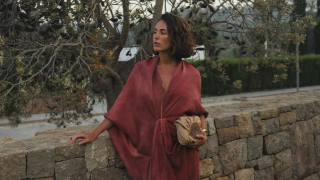 Καλεσμένη σε καλοκαιρινό γάμο: Τι να φορέσεις για να είσαι κομψή χωρίς να υποφέρεις από τη ζέστη