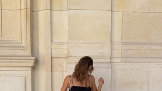 Καλοκαιρινό φόρεμα: 5 στιλάτοι τρόποι για να το φορέσεις στο γραφείο το φθινόπωρο
