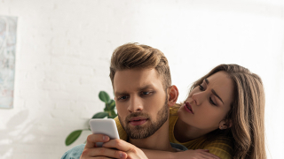 «Grim keeping»: Η νέα dating τάση που ενώνει τους ανθρώπους μέσα από… όσα μισούν