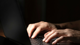 Revenge porn: Στη Λαμία, 51χρονος έπεσε θύμα της πρώην συζύγου και της πεθεράς του
