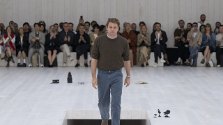 Από τη Loewe στον Versace, οι οίκοι που θα κάνουν το ντεμπούτο τους υπό νέα καλλιτεχνική διεύθυνση αυτή τη σεζόν