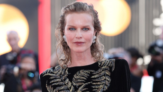 Εύα Χερτζίκοβα: Το supermodel των '90s φόρεσε τη μεγαλύτερη τάση του φθινοπώρου – Πώς θα αντιγράψεις το look της
