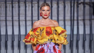 Ο οίκος Carolina Herrera ταξίδεψε στη Μαδρίτη και η συλλογή Άνοιξη 2026 ήταν μια ωδή στο χρώμα και τα φλοράλ μοτίβα