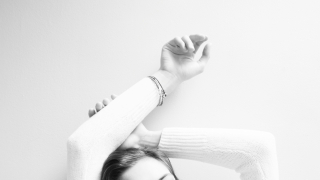 Γυναίκα με λευκή μπλούζα