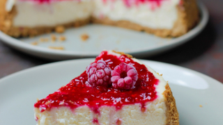 Αυτό το cheesecake με κακάο και βατόμουρα πρέπει οπωσδήποτε να το δοκιμάσεις