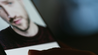 H Gen Z βρίσκει τον έρωτα στο Tinder και αποκαλύπτει πώς το κάνει