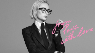 H Πάρις Χίλτον ποζάρει αλά Karl Lagerfeld για τη νέα καμπάνια του οίκου