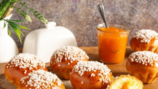 Αφράτα βουτυράτα μπριός με μαρμελάδα