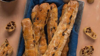Αυτά τα γλυκά ψωμάκια με σταφίδες είναι το πιο αρωματικό σπιτικό σνακ